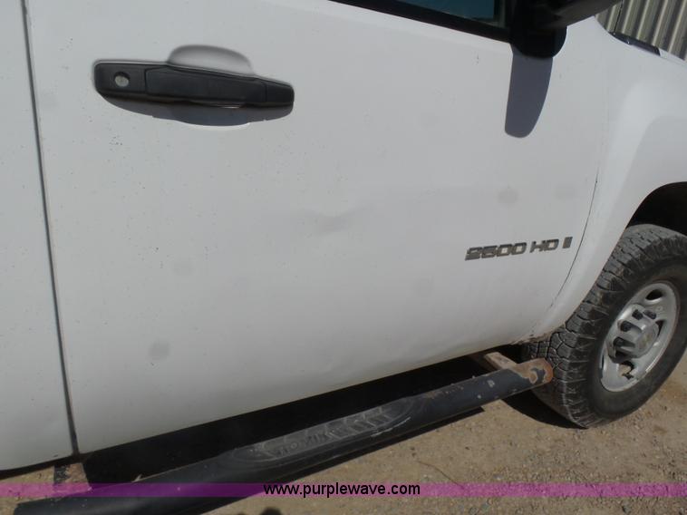 image for item BY9555 2007 Chevrolet Silverado 2500HD flatbed pickup truck