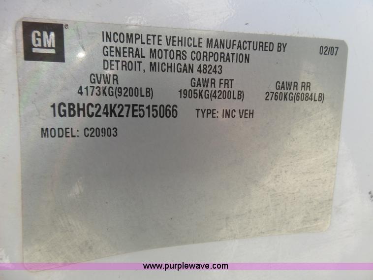 image for item BY9555 2007 Chevrolet Silverado 2500HD flatbed pickup truck