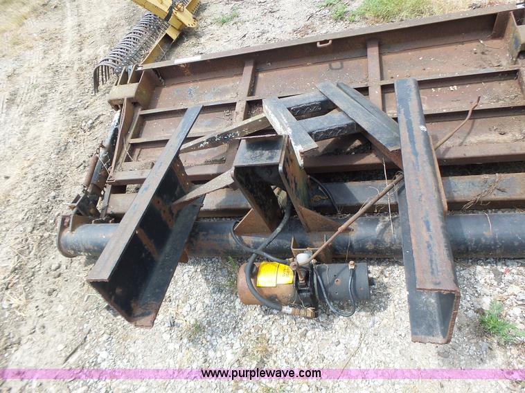 image for item CC9298 1993 Waltco 203 end gate lift