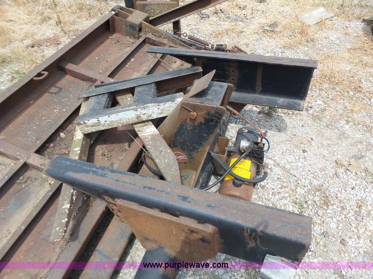 image for item CC9298 1993 Waltco 203 end gate lift