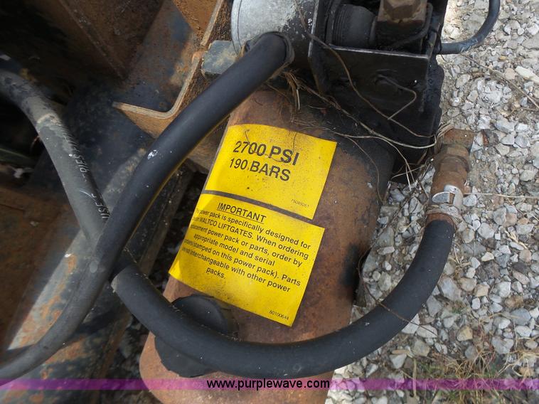 image for item CC9298 1993 Waltco 203 end gate lift