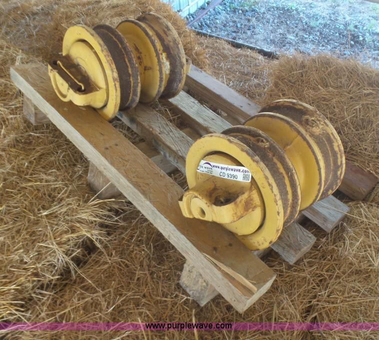 image for item CD9390 (2) Caterpillar D6 dozer rollers