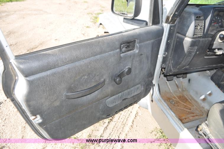 image for item G7427 2006 Jeep Wrangler Sport SUV