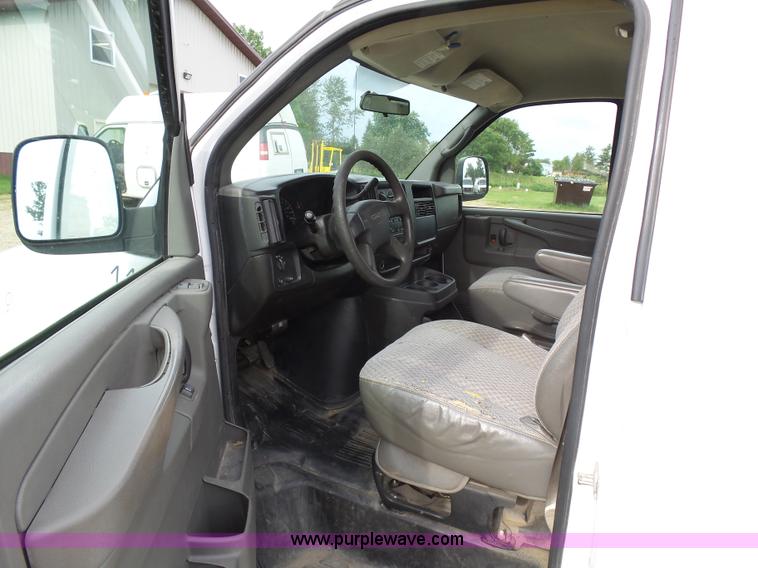 image for item J1658 2006 GMC Savana G1500 Cargo van
