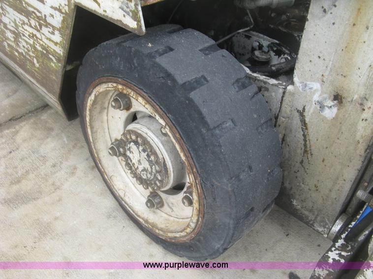 image for item J2764 Clark GCS12 Forklift