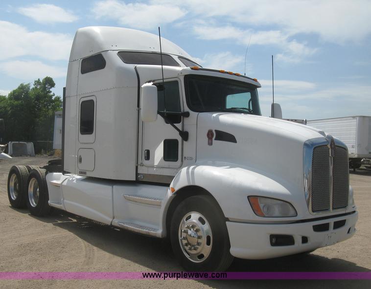 image for item J2766 2008 Kenworth T660 semi truck