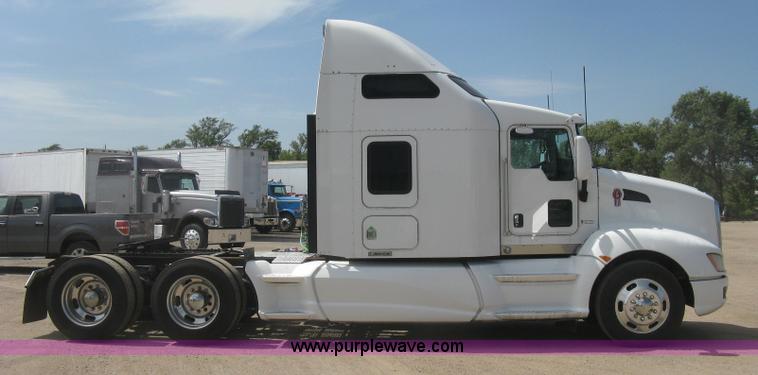 image for item J2766 2008 Kenworth T660 semi truck