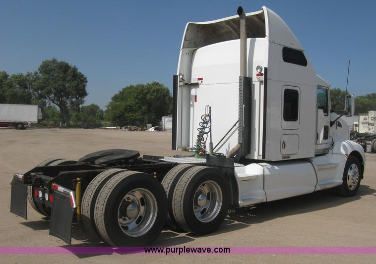 image for item J2766 2008 Kenworth T660 semi truck