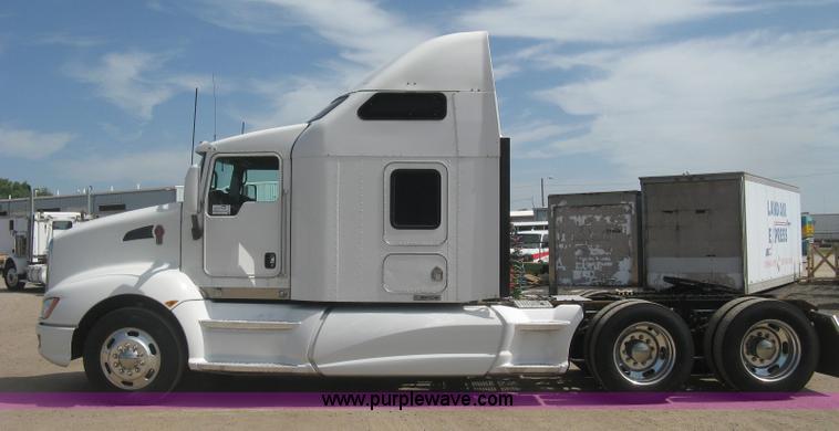 image for item J2766 2008 Kenworth T660 semi truck