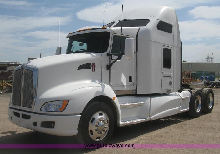 image for item J2766 2008 Kenworth T660 semi truck
