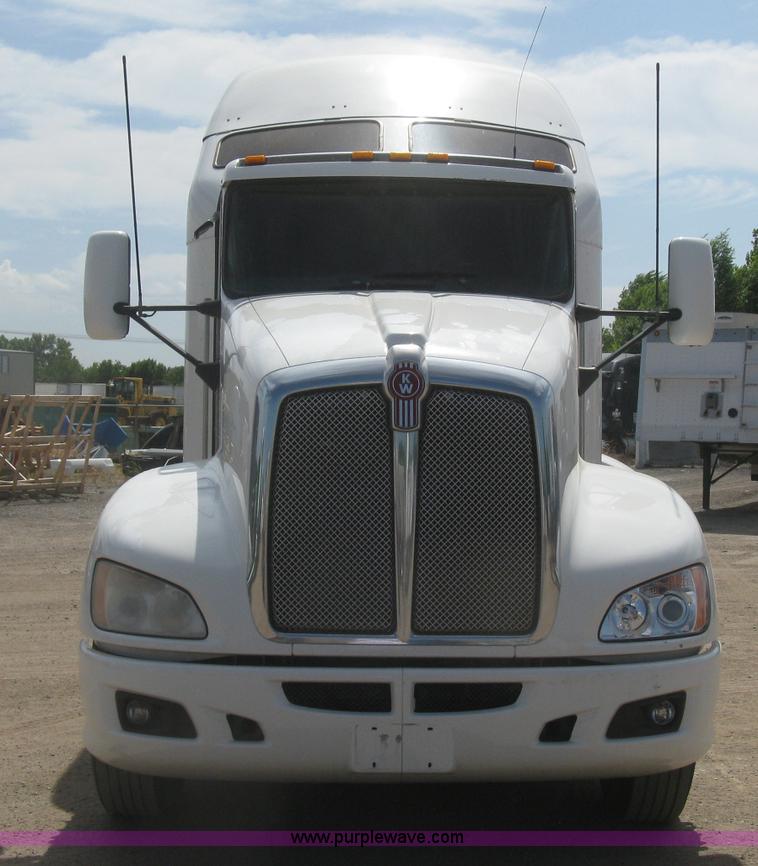 image for item J2766 2008 Kenworth T660 semi truck