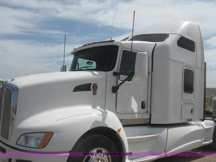 image for item J2766 2008 Kenworth T660 semi truck