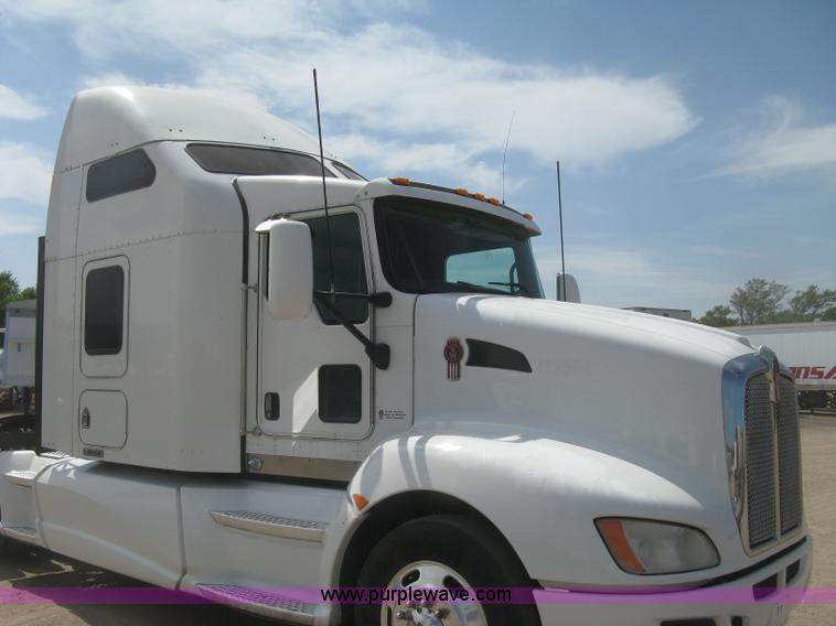 image for item J2766 2008 Kenworth T660 semi truck