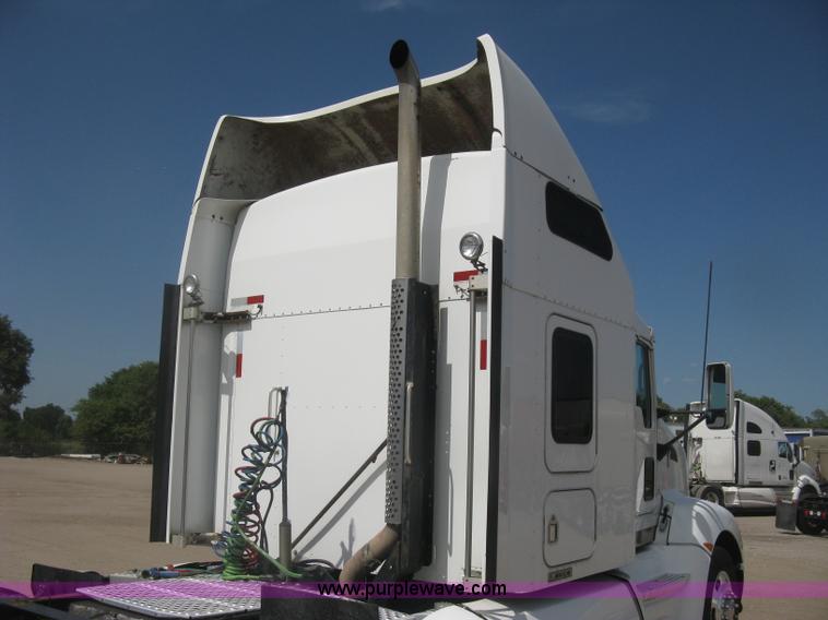 image for item J2766 2008 Kenworth T660 semi truck