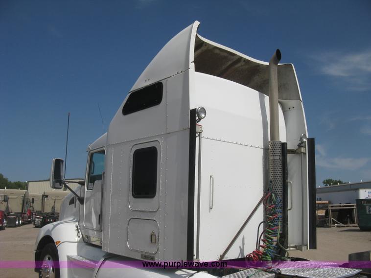 image for item J2766 2008 Kenworth T660 semi truck