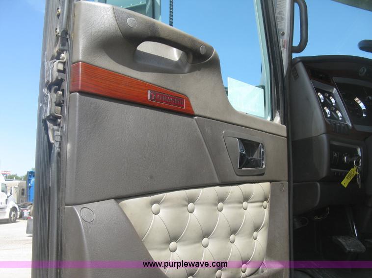image for item J2766 2008 Kenworth T660 semi truck