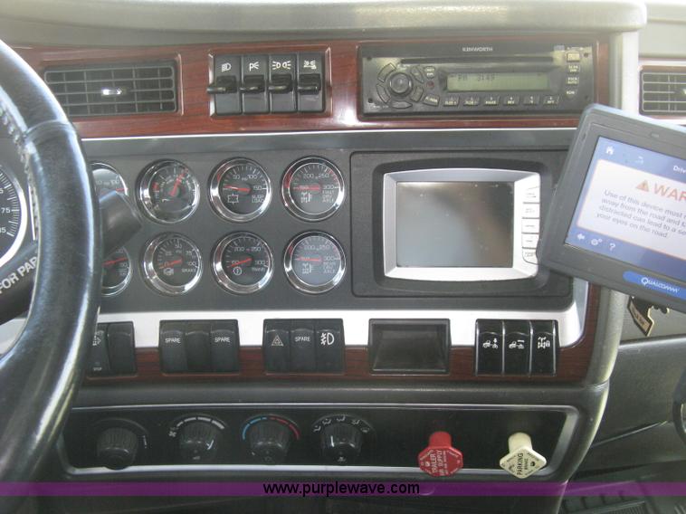 image for item J2766 2008 Kenworth T660 semi truck