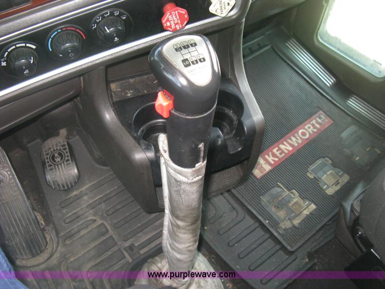 image for item J2766 2008 Kenworth T660 semi truck