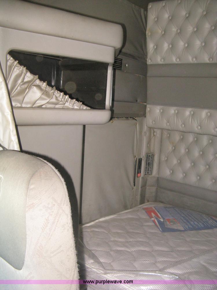 image for item J2766 2008 Kenworth T660 semi truck