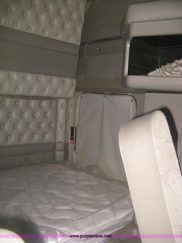 image for item J2766 2008 Kenworth T660 semi truck