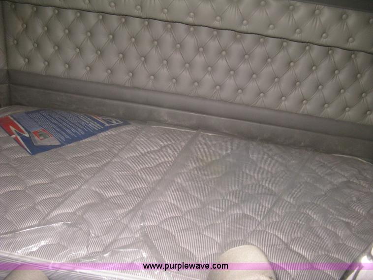 image for item J2766 2008 Kenworth T660 semi truck