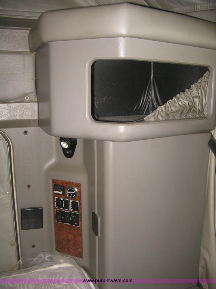 image for item J2766 2008 Kenworth T660 semi truck