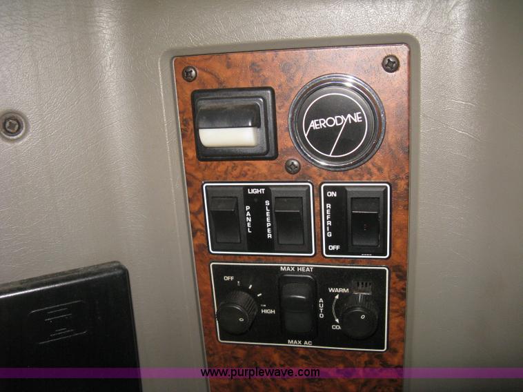 image for item J2766 2008 Kenworth T660 semi truck