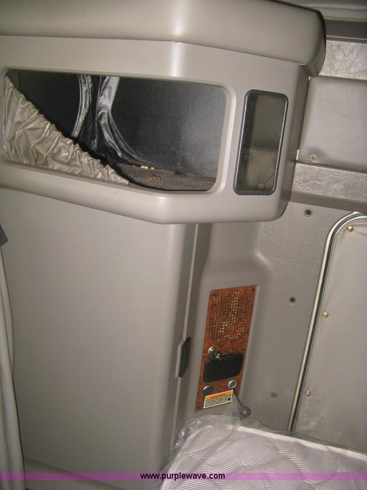 image for item J2766 2008 Kenworth T660 semi truck