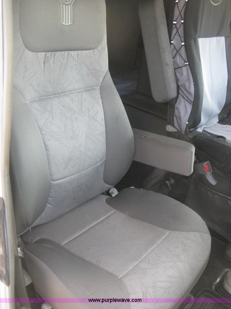 image for item J2766 2008 Kenworth T660 semi truck