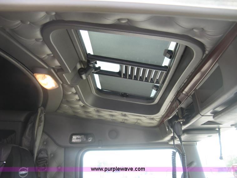 image for item J2766 2008 Kenworth T660 semi truck