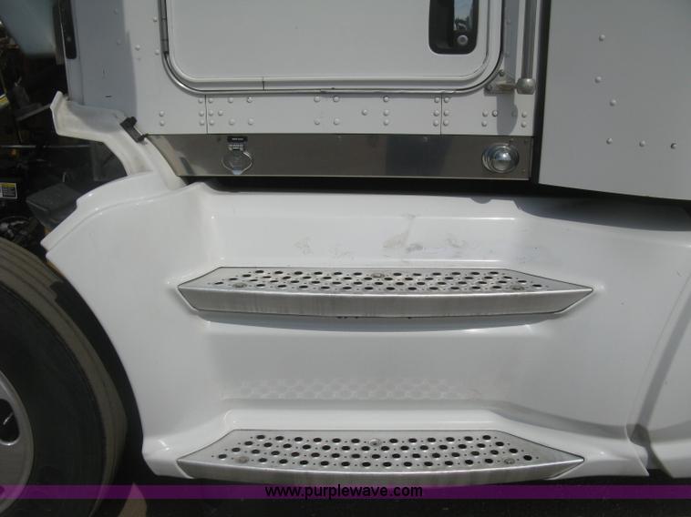 image for item J2766 2008 Kenworth T660 semi truck