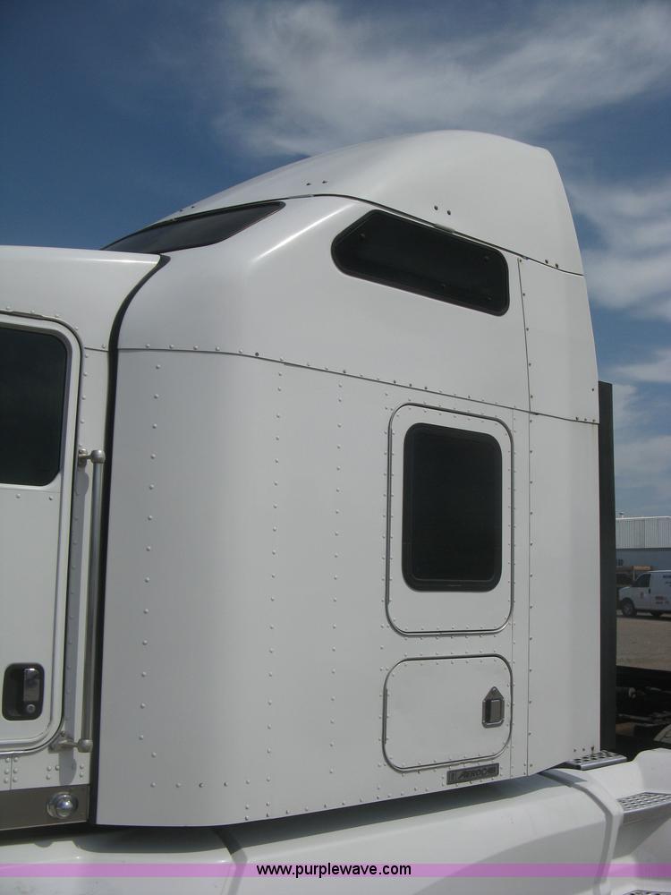 image for item J2766 2008 Kenworth T660 semi truck