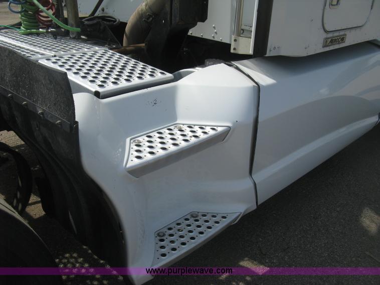 image for item J2766 2008 Kenworth T660 semi truck