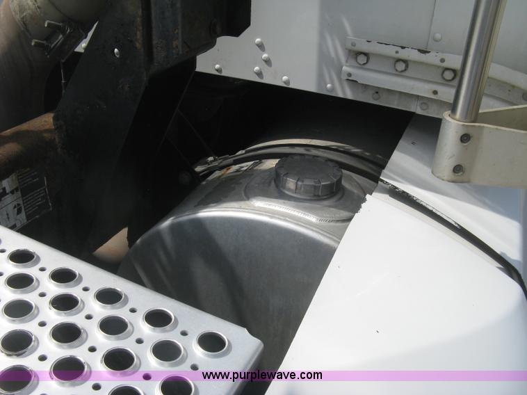 image for item J2766 2008 Kenworth T660 semi truck