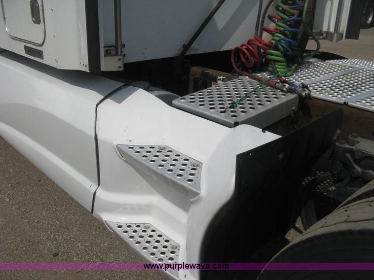 image for item J2766 2008 Kenworth T660 semi truck