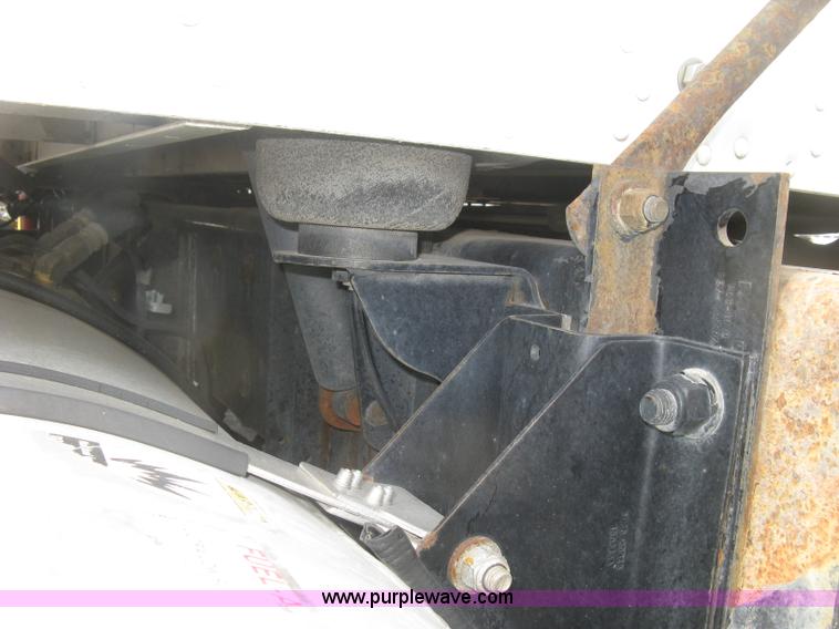 image for item J2766 2008 Kenworth T660 semi truck