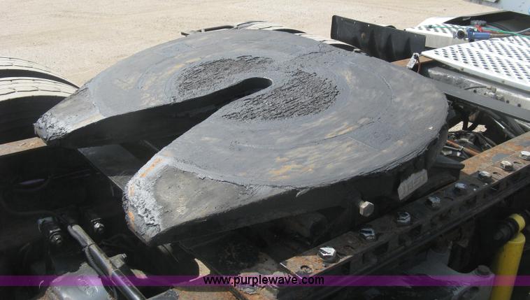 image for item J2766 2008 Kenworth T660 semi truck