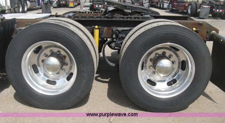 image for item J2766 2008 Kenworth T660 semi truck