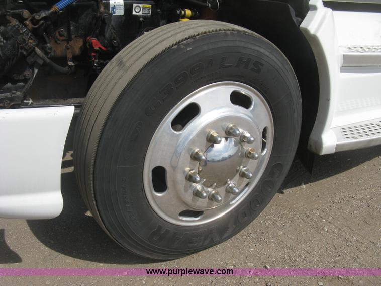 image for item J2766 2008 Kenworth T660 semi truck