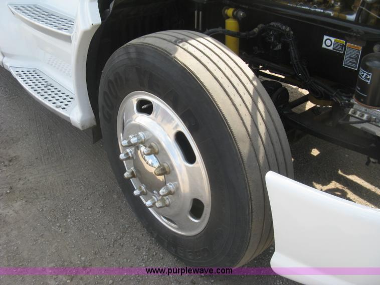 image for item J2766 2008 Kenworth T660 semi truck