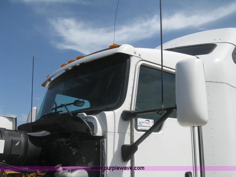 image for item J2766 2008 Kenworth T660 semi truck