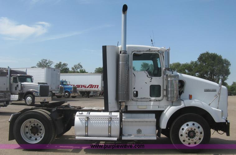image for item J2767 2004 Kenworth T800 semi truck