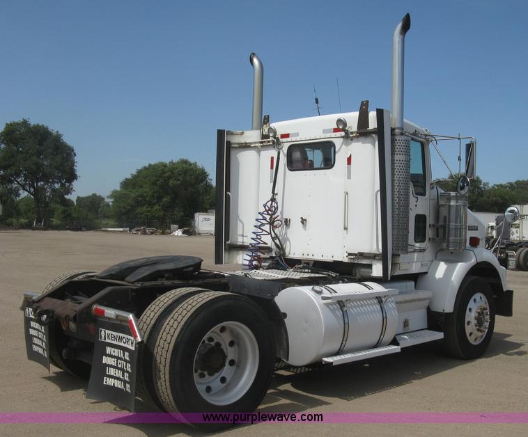 image for item J2767 2004 Kenworth T800 semi truck