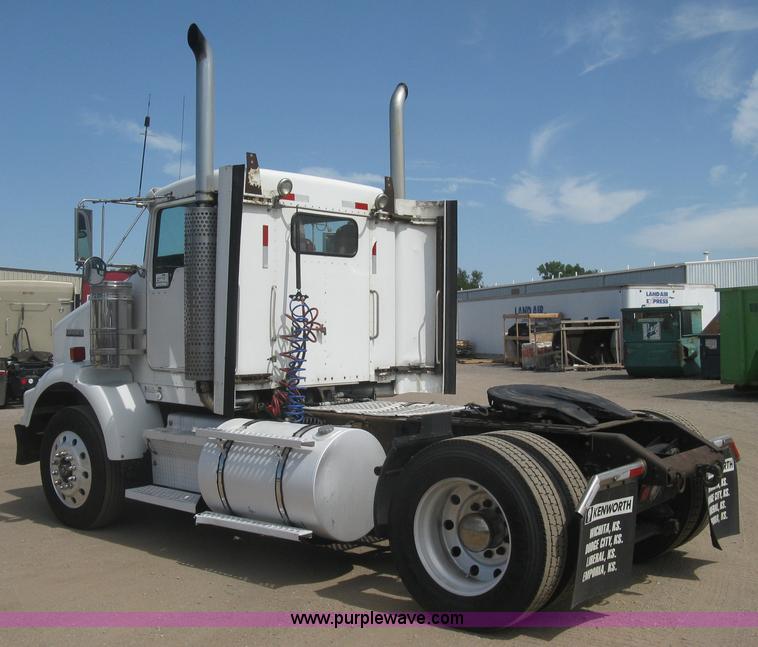image for item J2767 2004 Kenworth T800 semi truck
