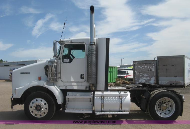 image for item J2767 2004 Kenworth T800 semi truck