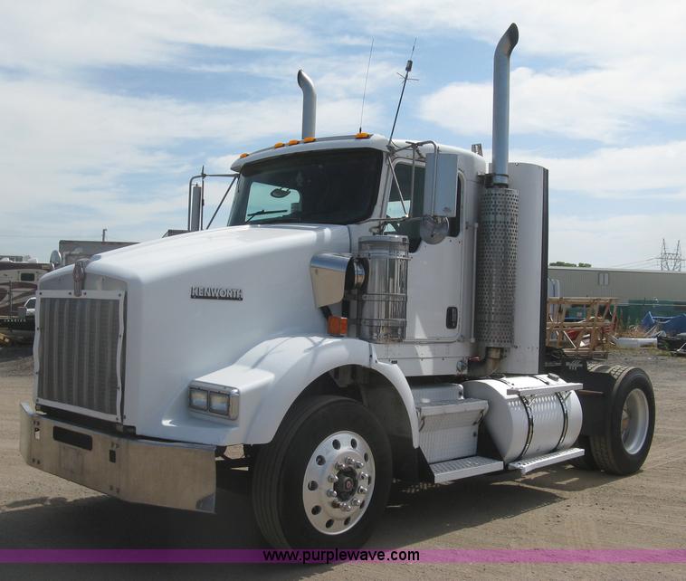 image for item J2767 2004 Kenworth T800 semi truck