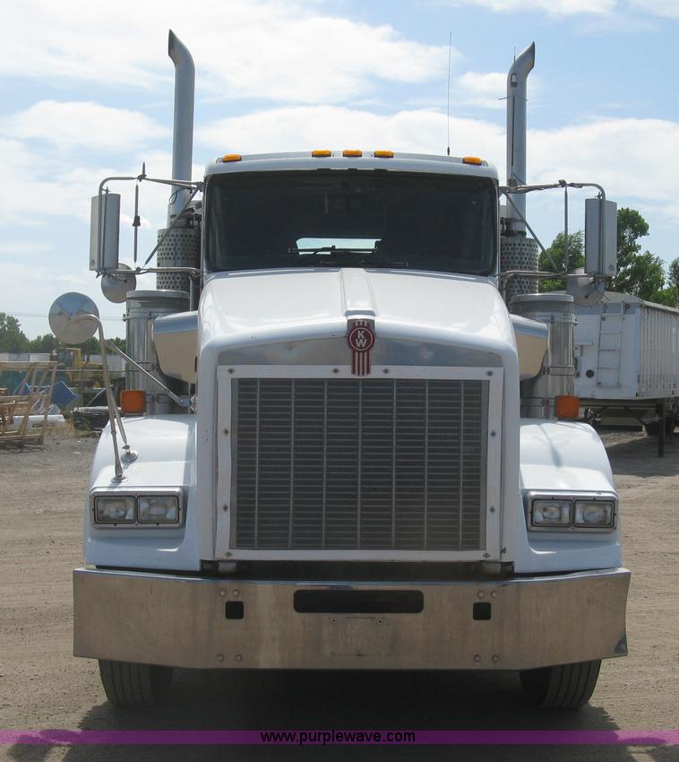 image for item J2767 2004 Kenworth T800 semi truck
