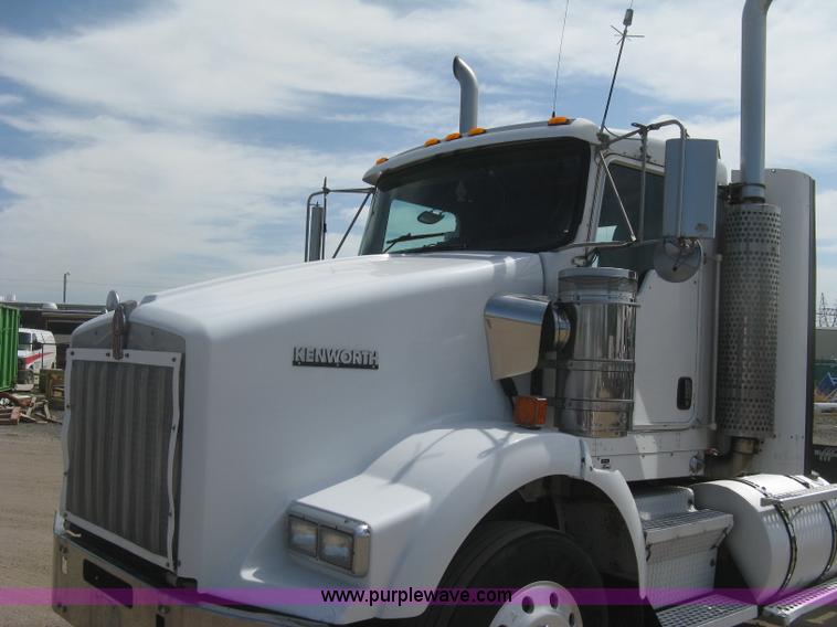image for item J2767 2004 Kenworth T800 semi truck