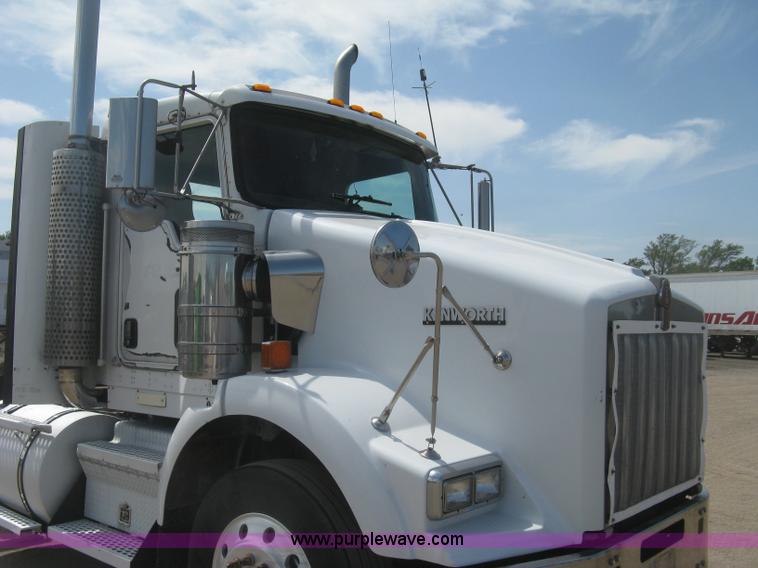 image for item J2767 2004 Kenworth T800 semi truck