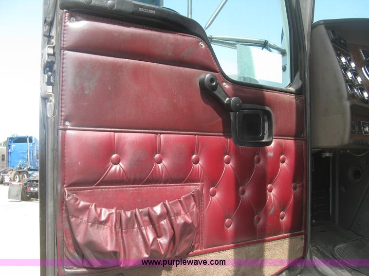 image for item J2767 2004 Kenworth T800 semi truck